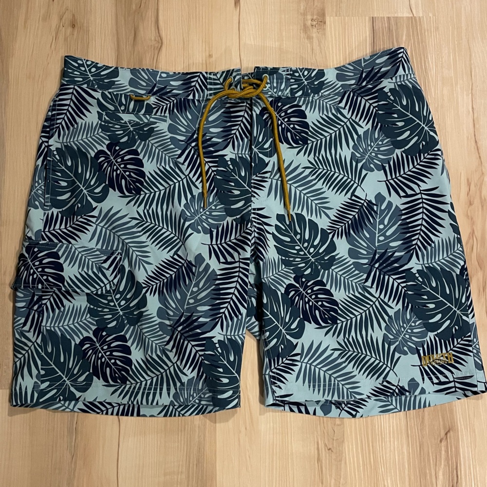 Duluth Trading Co Men’s Board Shorts Size 40 Blue Bull Moose Tropical Print